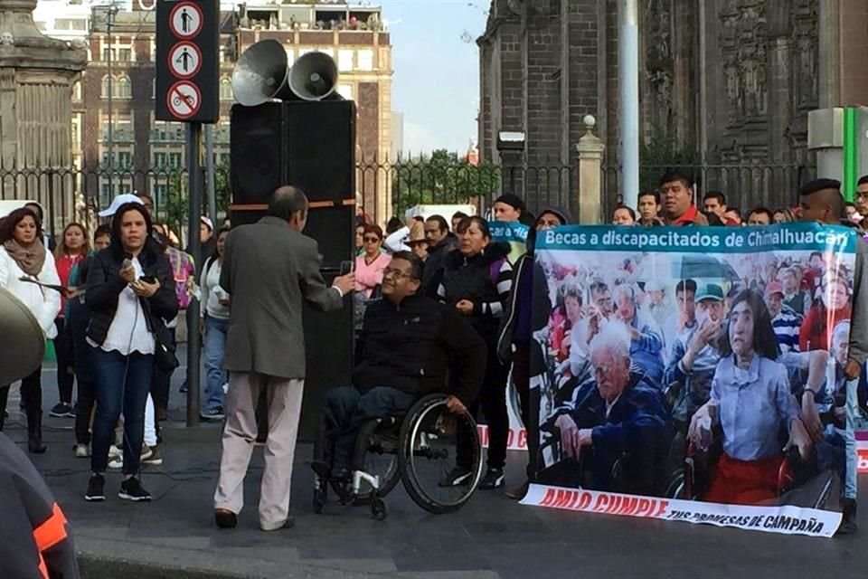 Discapacitados también se manifiestan afuera de la sede del Gobierno federal.