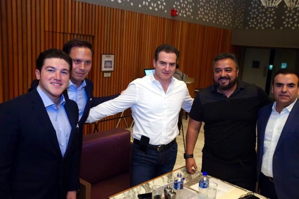 Aunque los políticos se sentaron en dos mesas separadas, se reunieron los cinco al saludarse y despedirse.