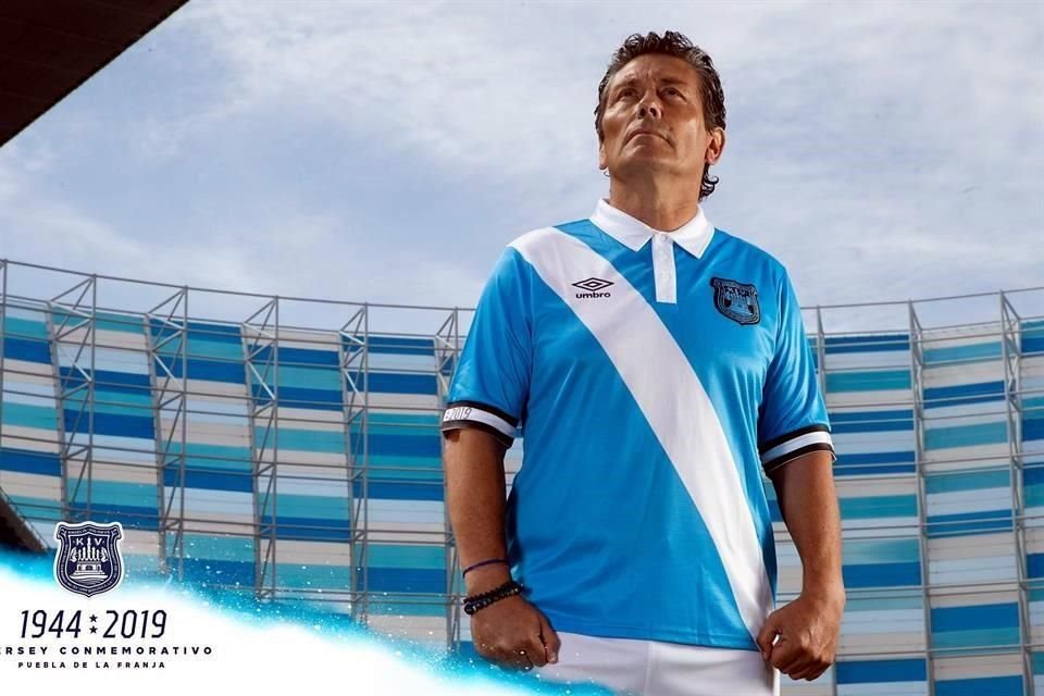 El 'Bufalo' Poblete fue el encargado de modelar la nueva playera.