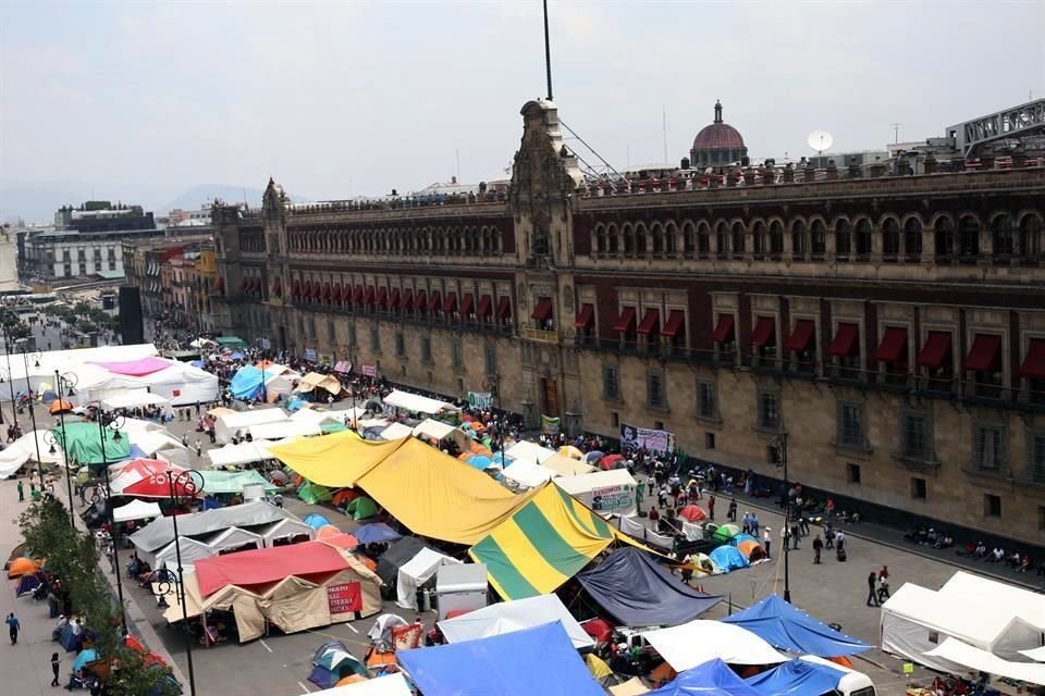 Así se ve el plantón que instalaron este martes afuera de Palacio Nacional.