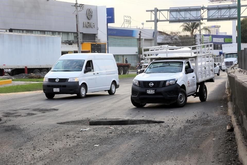 El hoyo más grande está al cruce de Lázaro Cárdenas y Oleoducto, donde hasta se colocó una llanta para aminorar el golpe y advertir del riesgo. 