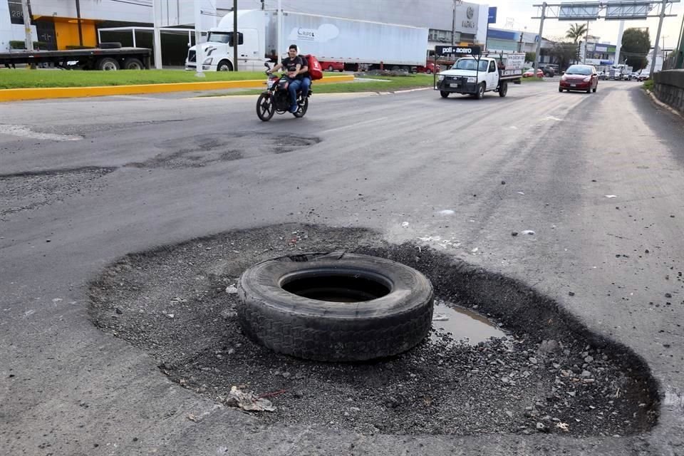 En la Calle Metalurgia, una 'cadena' de baches pone a prueba la habilidad de evasión de los conductores. 