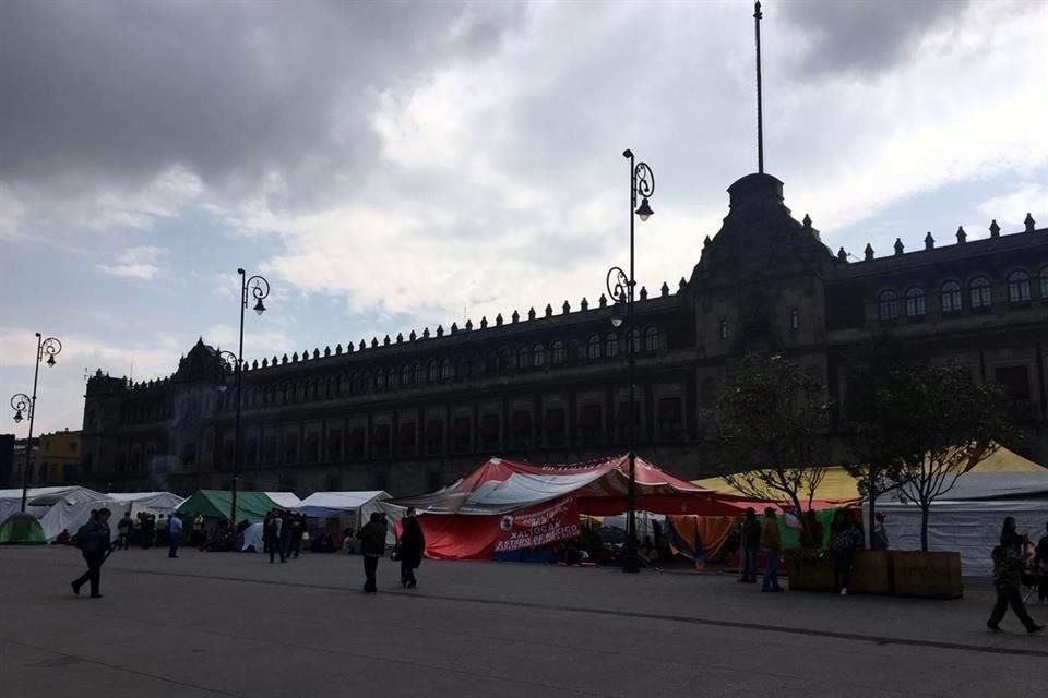 Campesinos del Frente Auténtico del Campo mantienen un plantón frente a Palacio Nacional durante las últimas dos semanas.