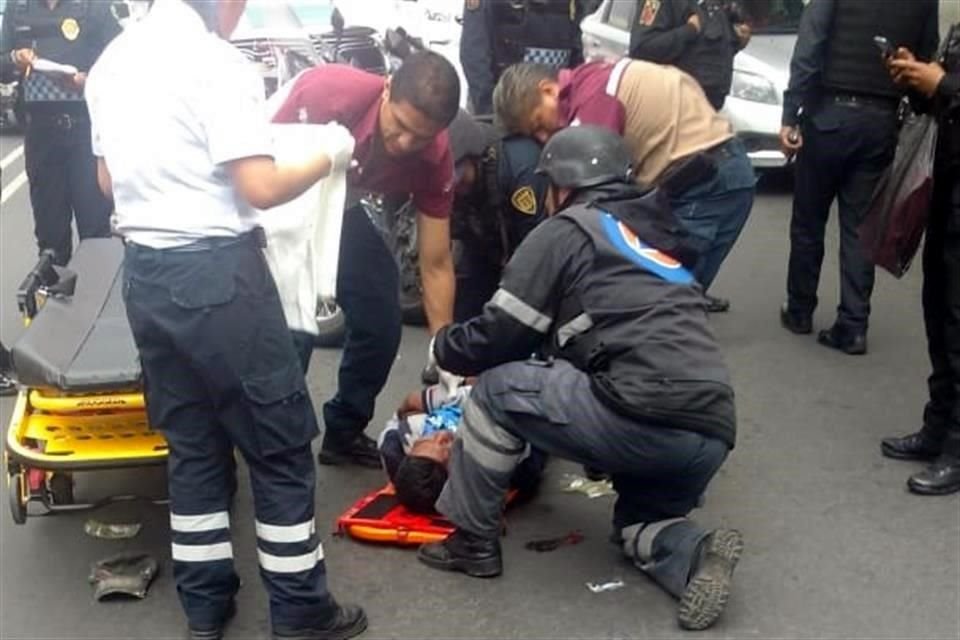 Dos personas, un policía y un civil, fueron trasladados a hospitales para ser atendidos