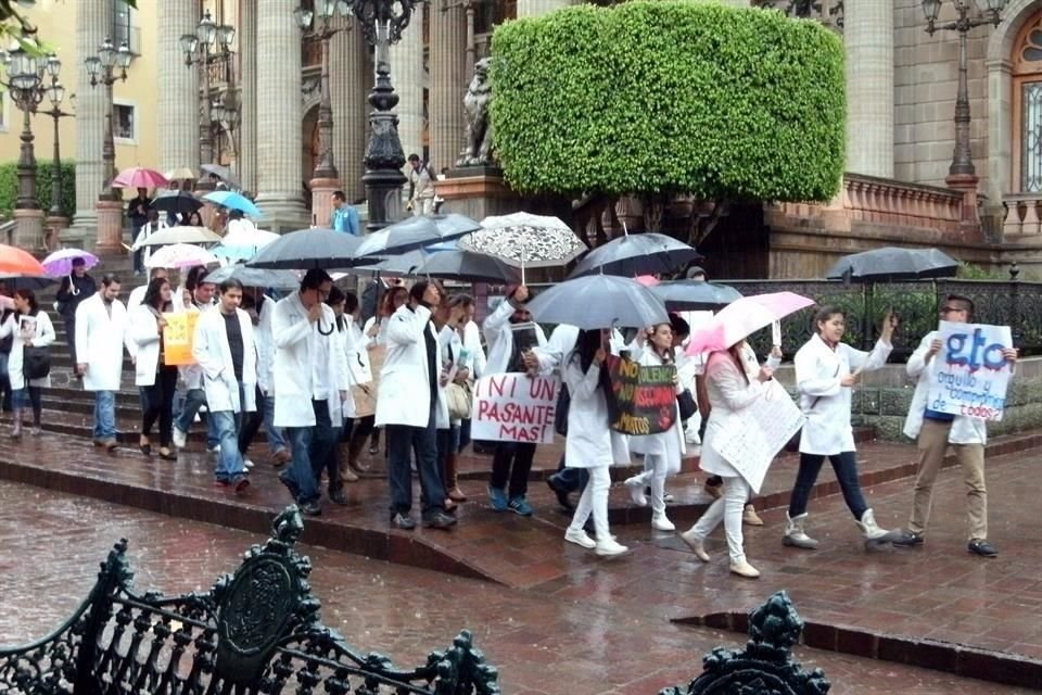 REFORMA publicó en mayo que la Ssa pretende reducir en 50% el presupuesto para las becas de los pasantes del área medica que realizan su servicio social en las clínicas rurales.