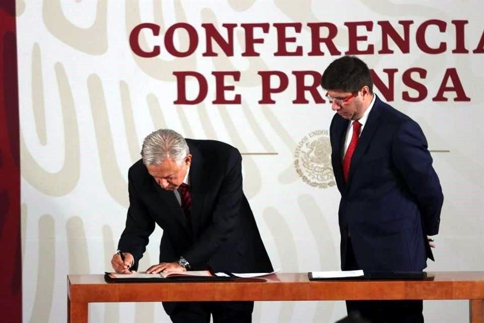 El Presidente firmó el documento en Palacio Nacional, durante su conferencia mañanera.