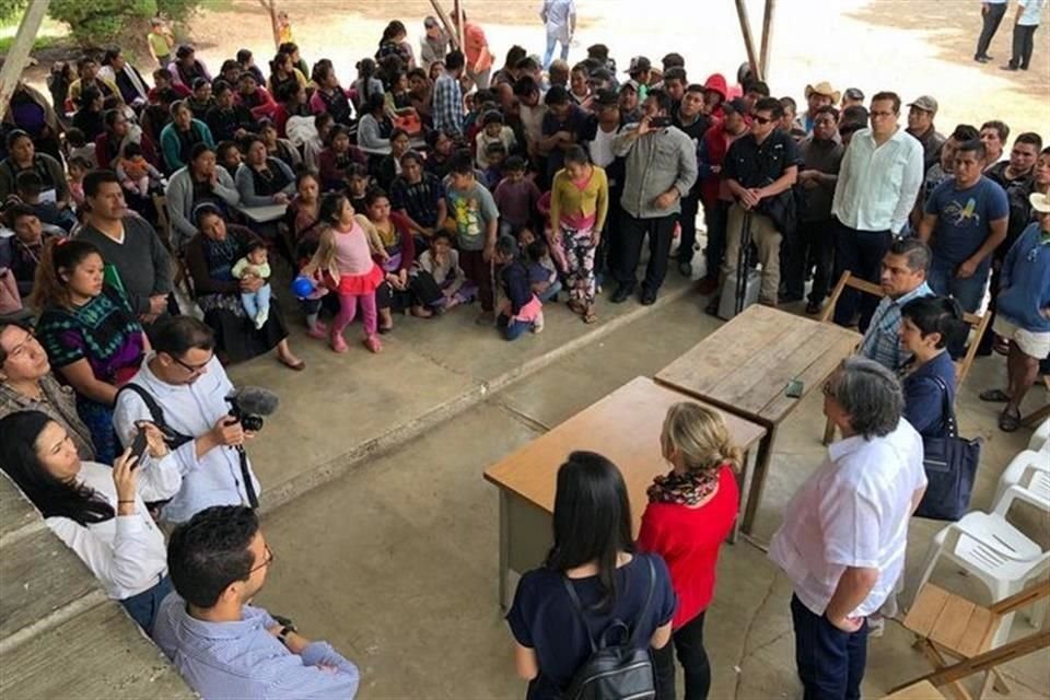 Aspecto de la visita que Bilak y funcionarios mexicanos hicieron ayer a comunidades de desplazados en Chiapas.