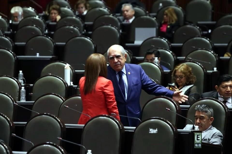 Previo a la votación, legisladores representantes informaron sobre la postura de cada uno de los partidos y las reservas que presentaron en la Ley.