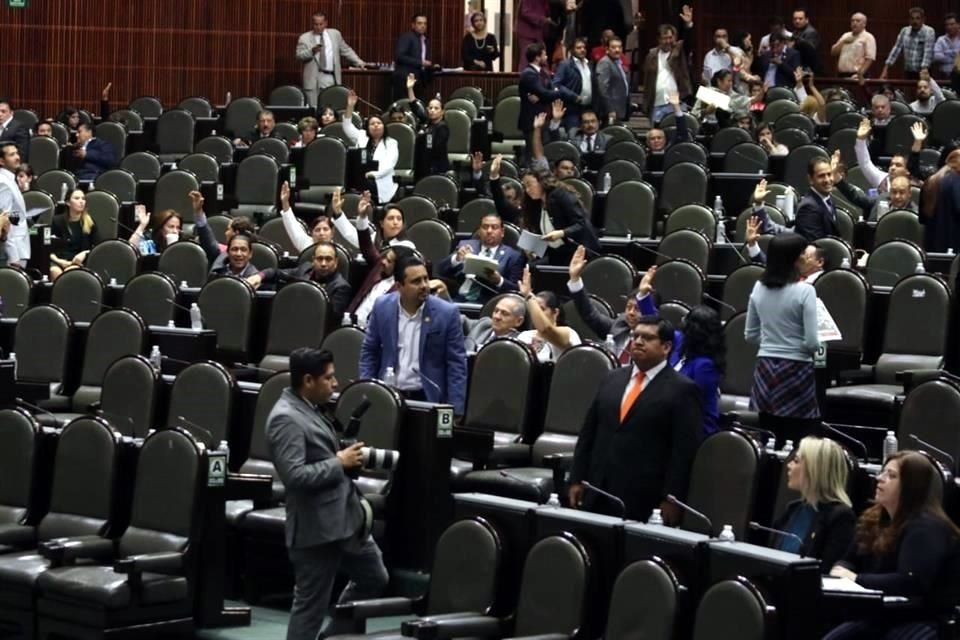 Los diputados continúan con la discusión en lo particular.