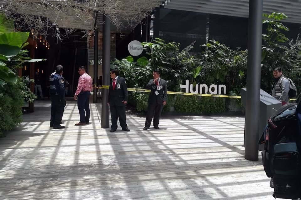 Especialistas en criminología y fotografía forense junto con PDI permanecen al interior del restaurante Hunan, donde ayer se encontraban los occisos.