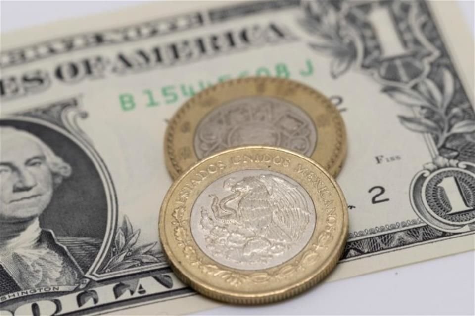 Analistas redujeron a 19.70 pesos por dólar su estimado para el cierre de año, desde los 19.78 previstos en la encuesta de junio. 