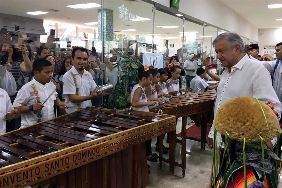 Una marimba integrada por niños recibió al Mandatario federal en el aeropuerto de Chiapas.