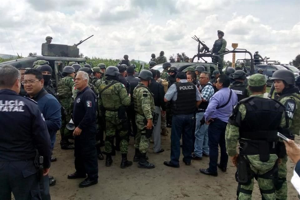 Dos patrullas de Seguridad Física de Pemex  fueron incendiadas.