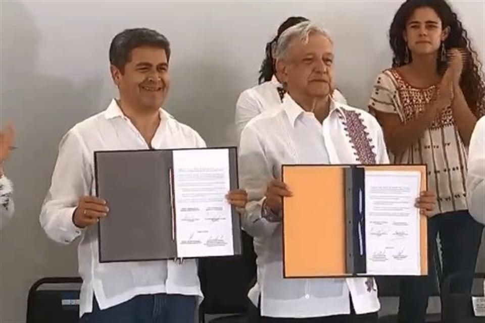 Andrés Manuel López Obrador y Juan Orlando Hernández Alvarado firman el plan de desarrollo integral en Veracruz.