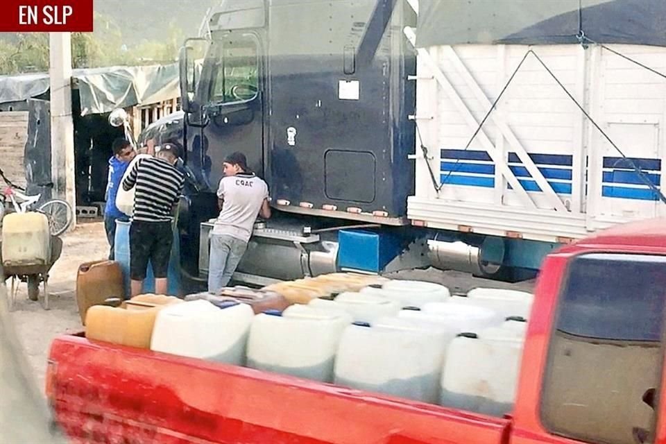 La venta ilegal de gasolina abunda en la Carretera 57 a su paso por San Luis Potosí, donde surten a los camiones a plena luz del día y las pickups circulan con bidones llenos de combustible.