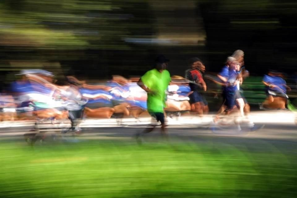 Seis corredoras acusaron que fueron asaltadas y encerradas en un baño del estacionamiento 1 del Sope, en Chapultepec, durante Medio Maratón.