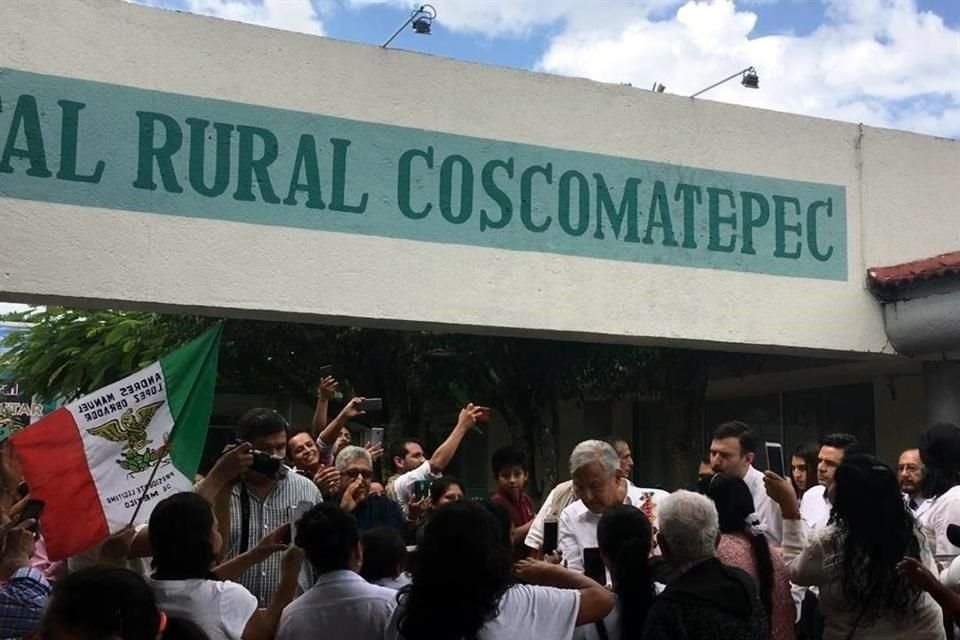 AMLO a su llegada al hospital rural de Coscomatepec, en Veracruz.