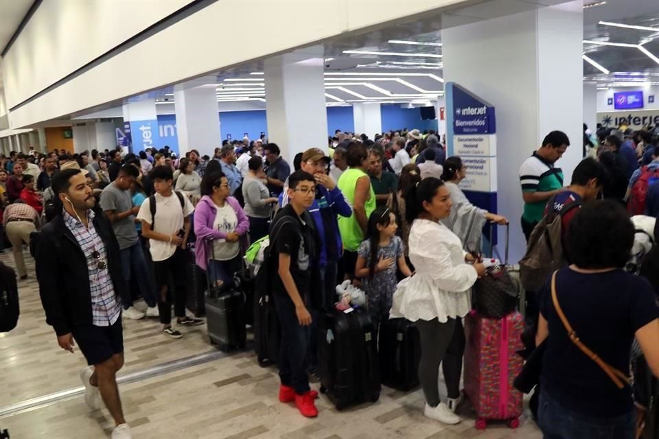 Sufren retraso y cancelación en Interjet