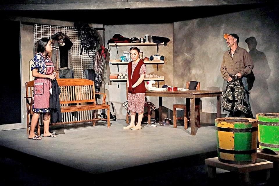 La obra no sólo muestra los abusos padecidos por el que se va, Aurelio, por una cadena de corrupción que involucra al narcotráfico y la migración, sino también cómo, las que se quedan, Marta y Sonia.