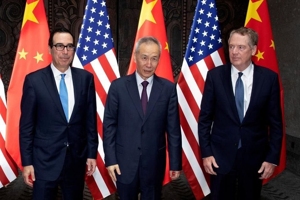 El viceprimer ministro chino, Liu He, con el representante comercial de Estados Unidos, Robert Lighthizer, y el secretario del Tesoro Steven Mnuchin.