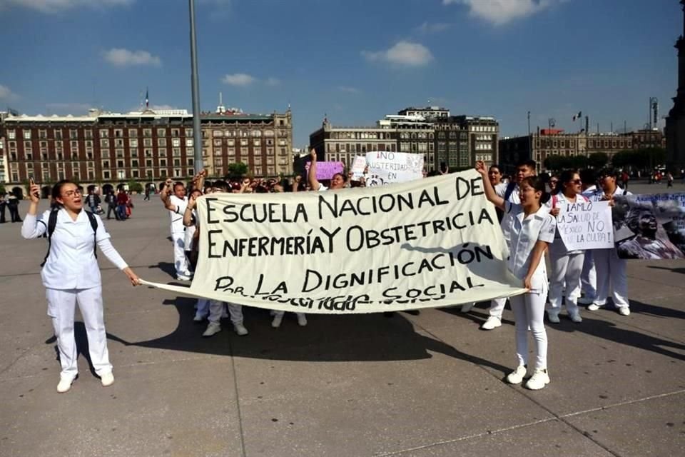 Médicos pasantes marchan de Palacio Nacional a la Secretaría de Salud en protesta porque se redujo el presupuesto para el pago de sus becas.