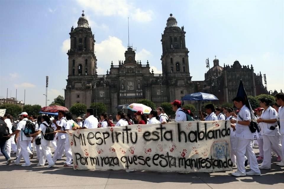 Médicos residentes protestan en el Zócalo.