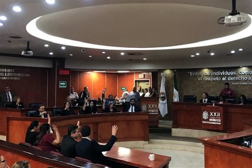 La nueva Legislatura de BC rindió protesta pasadas las 23:00 horas, tiempo local.