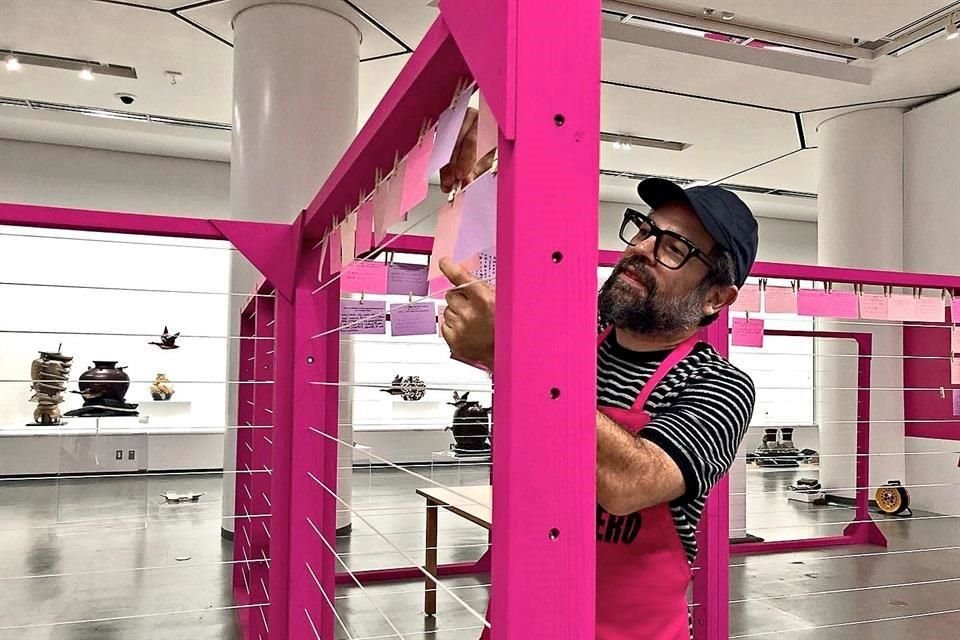 El artista mexicano Pedro Reyes, invitado como curador para esta edición, comenzó por plantear el asunto de la equidad en el propio evento.