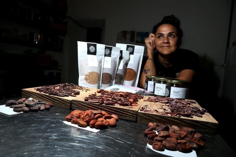 Hace ocho años, Luciana Helguera comenzó a elaborar chocolates en la cocina de su casa. Hoy su negocio se llama La Broma de Teo.