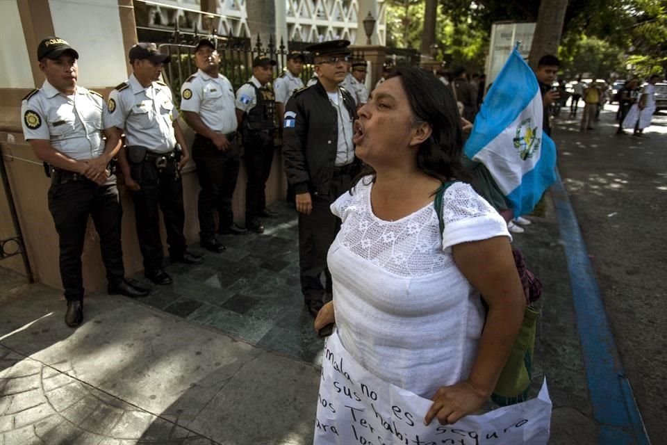 Una manifestante grita en contra de un acuerdo que el Gobierno del Presidente guatemalteco Jimmy Morales firmó con Washington, obligando a los migrantes salvadoreños y hondureños a solicitar asilo en Guatemala en lugar de Estados Unidos.