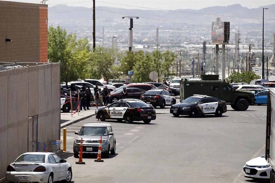 Autoridades policiales acudieron al Walmart donde ocurrió el ataque, donde se hallaban alrededor de 3 mil personas.