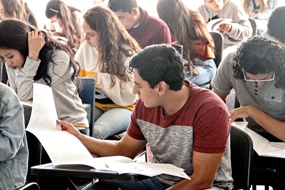 Tras pérdida de 197 mil empleos formales en la CDMX, 85 mil egresados de universidades competirán contra un alto número de desempleados.