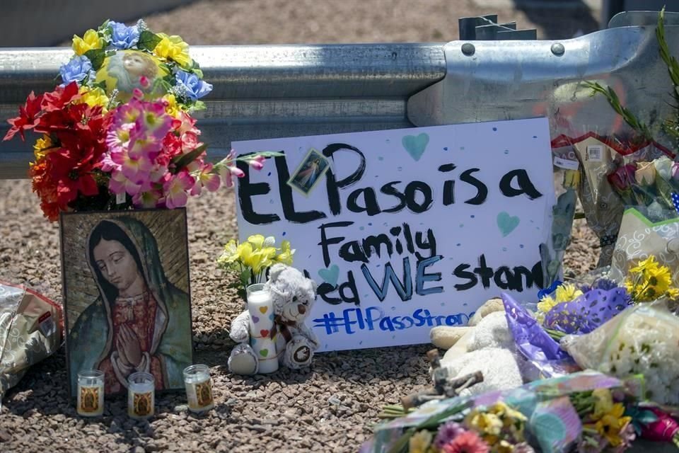 Aspectos de ofrendas en memoria de las víctimas del tiroteo ocurrido ayer en El Paso, Texas.