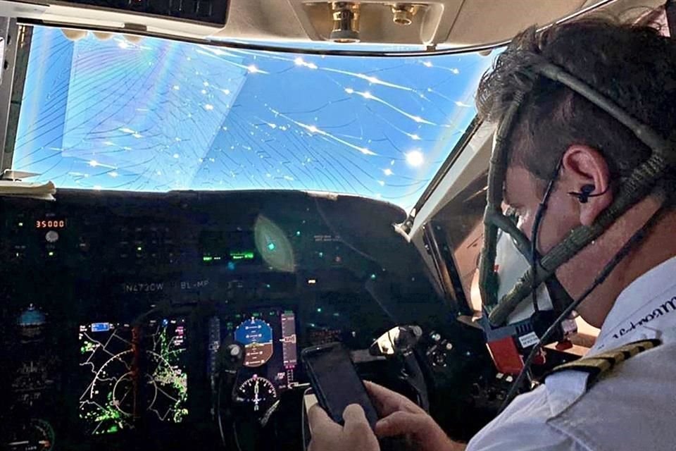 El cristal de la cabina de pilotos del avión donde viajaba se cuarteó.