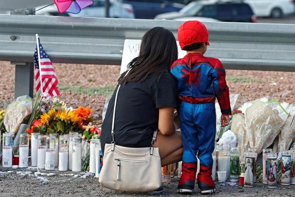 Personas acuden a dejar flores y veladoras en inmediaciones de centro comercial donde ocurrió un ataque que ha dejado 21 muertos, entre ellos 8 mexicanos, en El Paso.