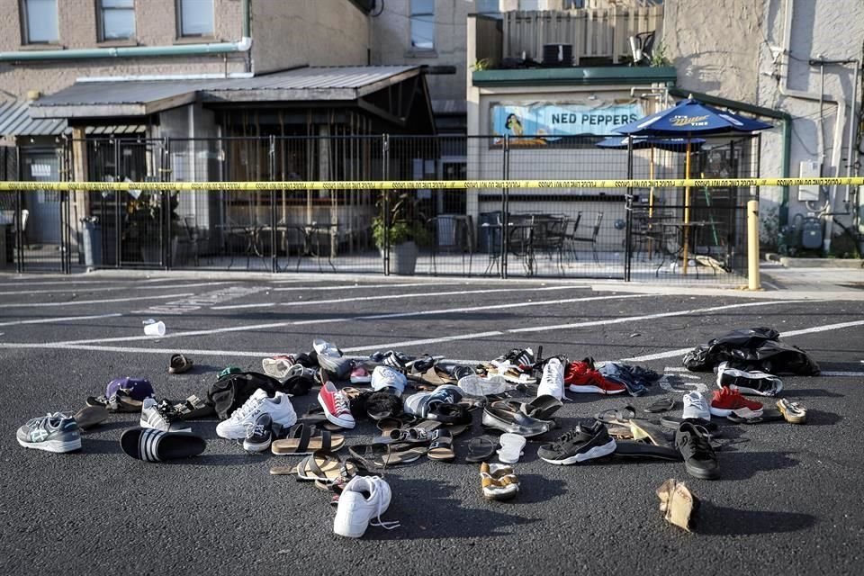 Zapatos apilados afuera del bar que fue atacado el sábado en Dayton, Ohio.