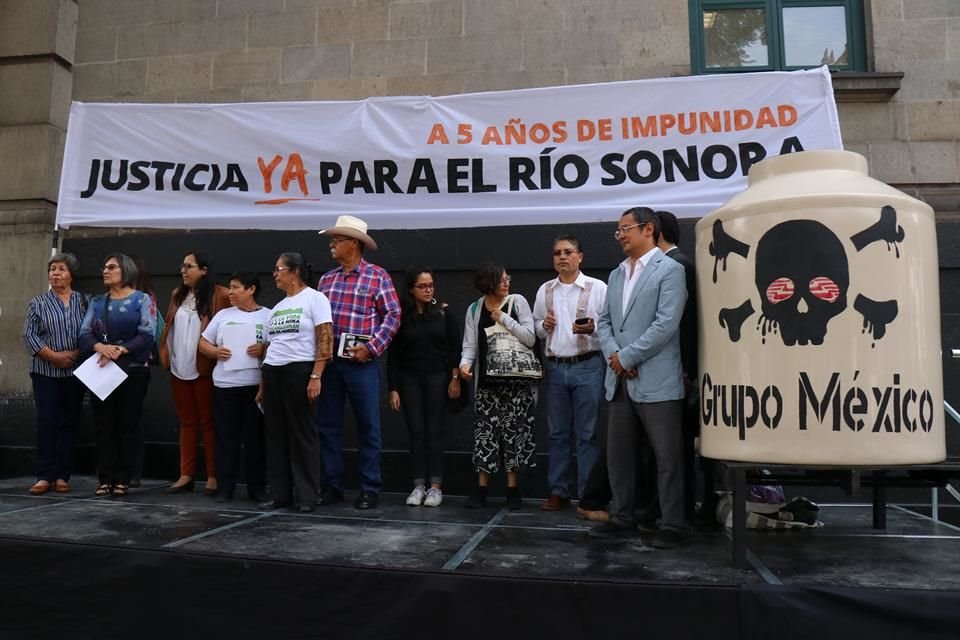 Los representantes de comunidades afectadas se manifestaron al exterior de la sede de la SCJN.