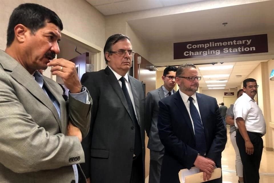 Los funcionarios visitaron el Centro México Universitario de El Paso.