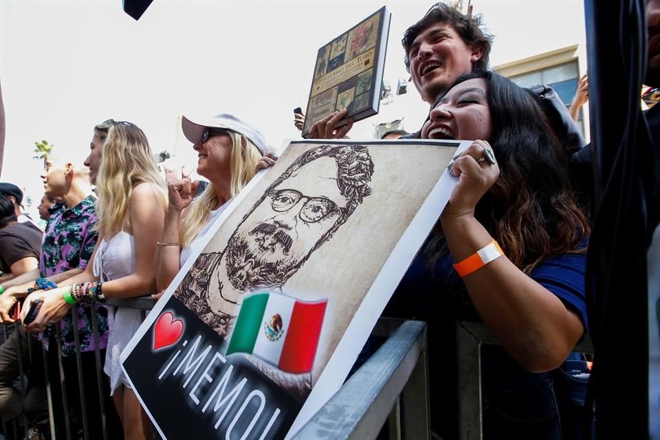 Fans del director le mostraron su apoyo y cariño al llevar litografías y carteles con su rostro y sus proyectos.