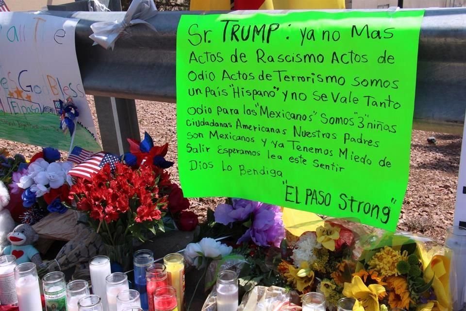 Niñas dirigieron una cartulina al Presidente Trump donde le piden frenar actos de racismo.