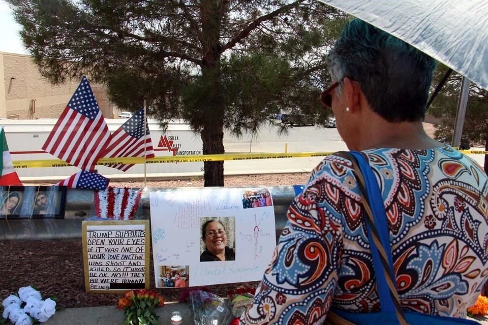 Una mujer observa el memorial afuera del Walmart donde un hombre realizó un acto terrorista el pasado sábado, en el que murieron 22 personas.