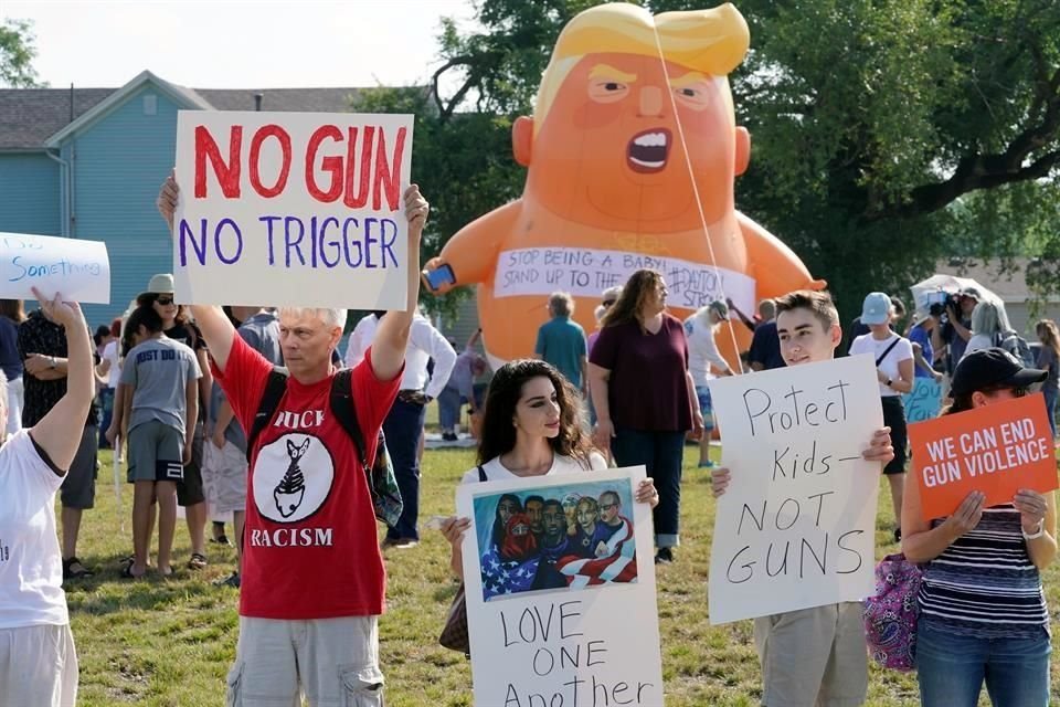 Manifestantes protestan ante la visita del Presidente a Ohio, donde el pasado domingo se registró un tiroteo; exigen control de armas.