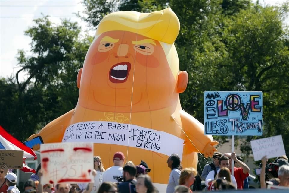 Decenas de personas recibieron a Trump con protestas en Ohio en el marco de su visita a las víctimas del tiroteo en Dayton.