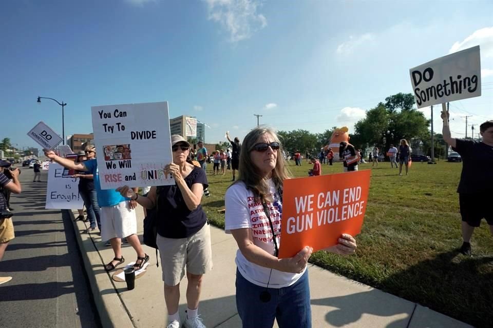 Decenas de personas recibieron a Trump con protestas en Ohio en el marco de su visita a las víctimas del tiroteo en Dayton.