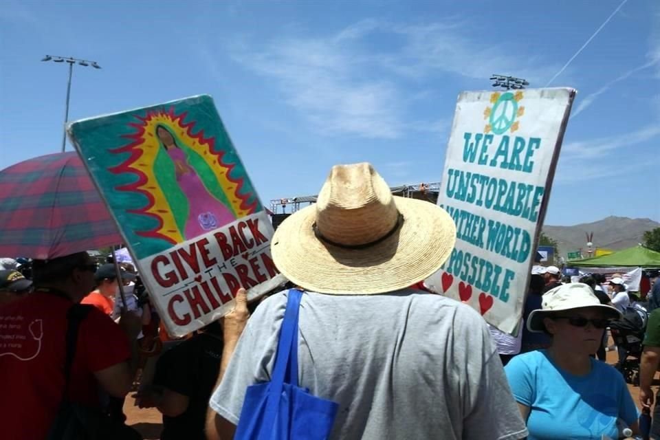 Entre las personas había gran cantidad de hispanos. 