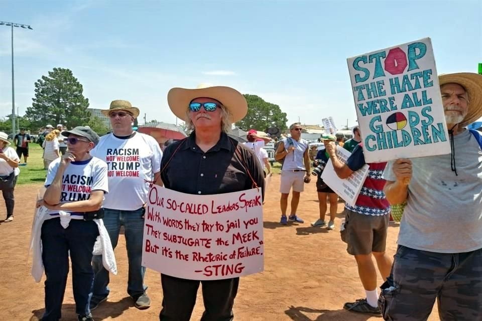 En rechazo a la política racista de Donald Trump, cientos de personas se congregaron para protestar por la visita del Mandatario a El Paso, donde hace unos días ocurrió un tiroteo