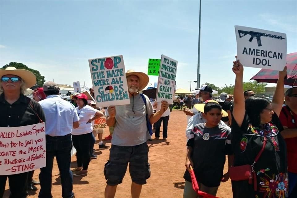 En rechazo a la política racista de Donald Trump, cientos de personas se congregaron para protestar por la visita del Mandatario a El Paso, donde hace unos días ocurrió un tiroteo