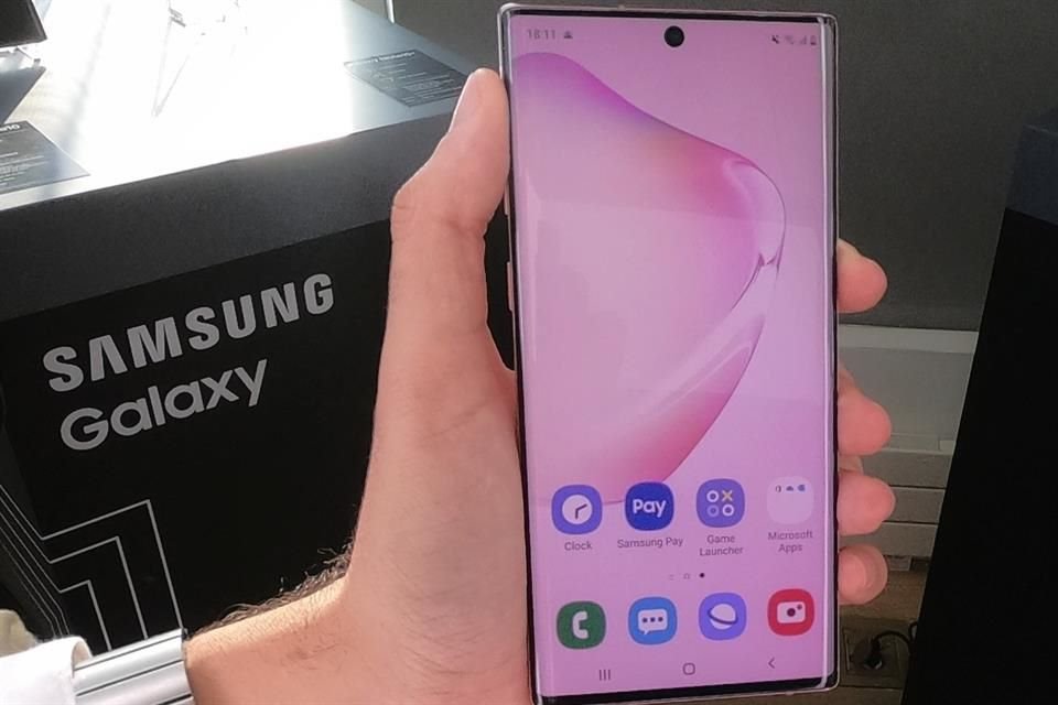 El Galaxy Note 10 y el Galaxy Note 10+ tienen pantallas Infinity-O con un pequeño agujero en la parte superior para colocar la cámara frontal de 10 MP y procesador Exynos 9825 o Snapdragon 855.