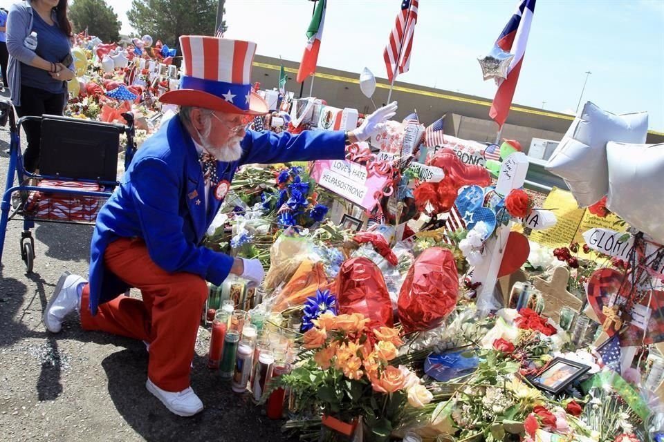 En el sitio del ataque en El Paso, Texas, fueron depositadas ofrendas para honrar a las víctimas.