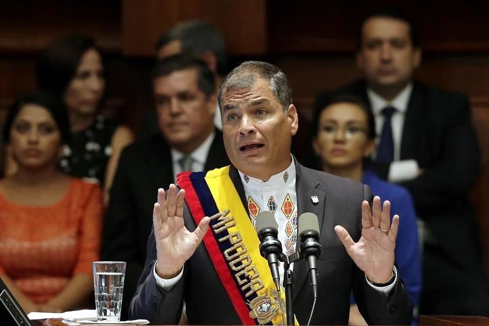 La Fiscalía de Ecuador ordenó prisión preventiva para el ex Presidente Rafael Correa, por supuesta financiación irregular de campaña.